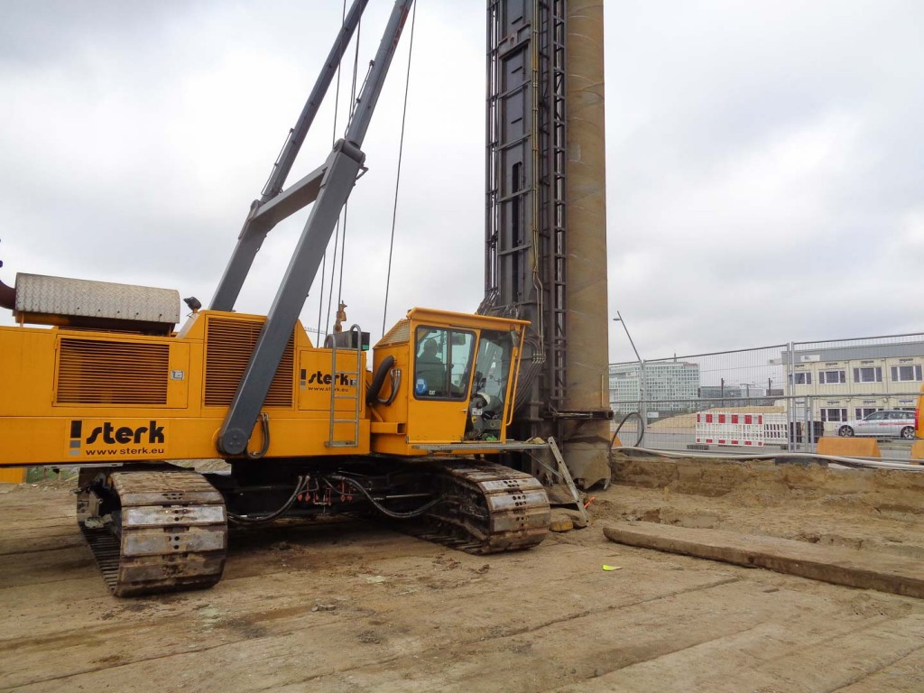 Onlangs plaatste Sterk zo'n 180 meter combiwand in Baakenhafen en deed dit met slechts één machine. Vakblad BMB schreef er een stukje over.