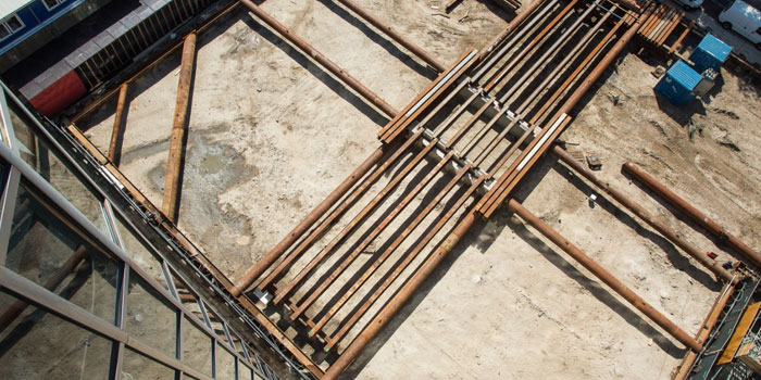 Sterk plaatst de eerste laag van de dubbellaagse stempelraamconstructie voor het Atrium gebouw in Amsterdam en dat levert best wel mooie plaatjes op.
