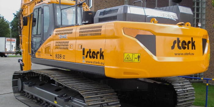 Sterk heeft er een prachtige nieuwe kraan bij: de ETEC 838-V. De machine voldoet aan de hoogste emissie-eisen en is een van de eerste in Nederland.
