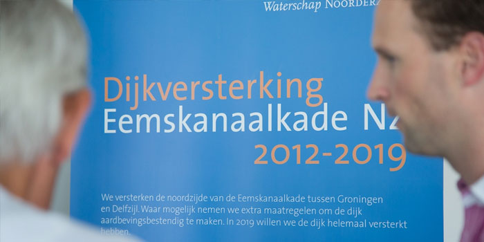 Donderdag was de open dag van de werkzaamheden aan de Eemskanaalkade. Ook vond officiële starthandeling plaats: Het plaatsen van een beschilderde damwand.