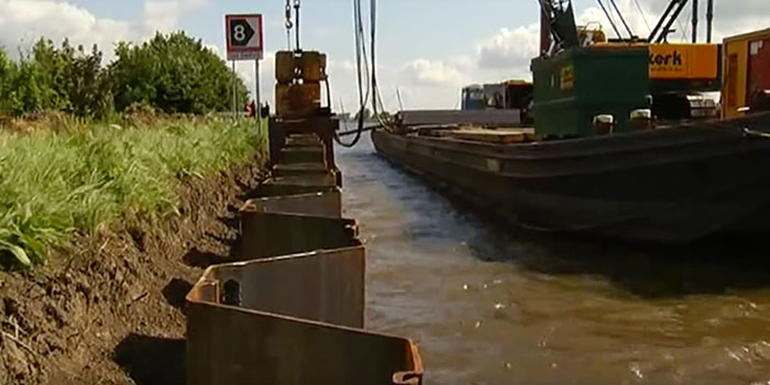 Sterk is begonnen met het plaatsen van damwanden voor de dijkverbetering van de Eemskanaalkade. Gisteren startte de werkzaamheden voor het oog van de pers.