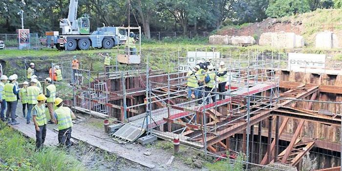 Hoe leg je een dubbeldekstunnel met dam- en diepwanden aan in Boomse klei, dwars door een kanaal? In Antwerpen werd hiervoor een proefbouwput gemaakt.