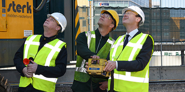 Wethouder Peter Smit plaatste vrijdag 11 april een van de eerste damwanden ten behoeve van de herinrichting van de Neherkade in Den Haag.