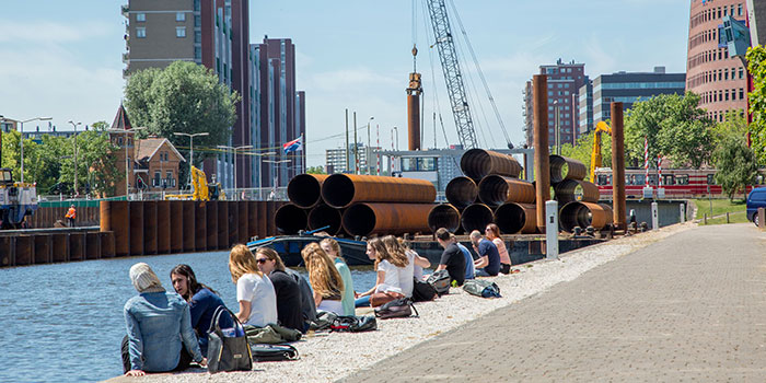 Met een paginabrede foto stond Sterk in de Cobouw van vrijdag 14 augustus. Op de foto van zijn de werkzaamheden aan de Neherkade te Den Haag in volle gang.