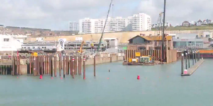 Sterk maakte een mooie bouwkuip in Brighton Marina, Groot-Brittannië. Er werd een prachtige timelapse video van gemaakt.