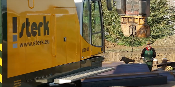 Sterk is volop bezig met het verstevigen van de dijk langs de Eemskanaalkade. Daar komt behoorlijk wat bij kijken! We maakten een kort videoverslag.