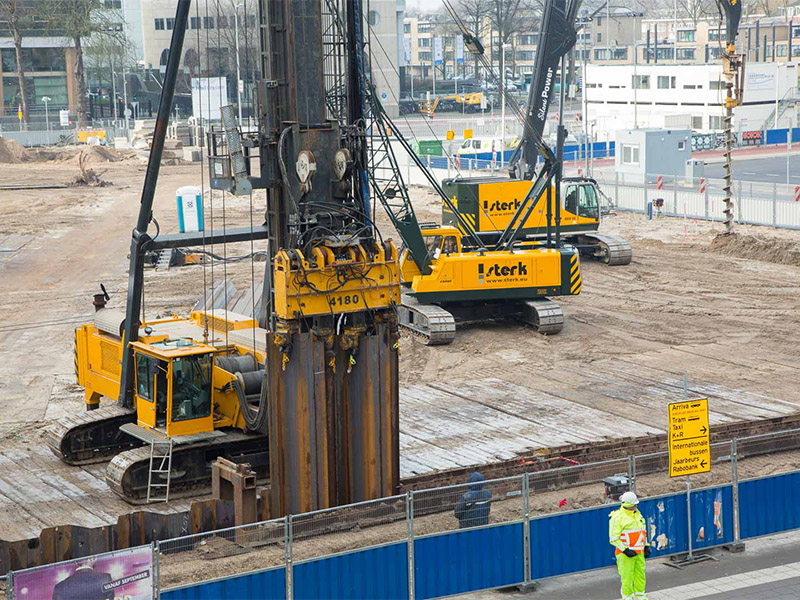Pal naast het Centraal Station en het Beatrix Theater plaatst Sterk een stalen damwandconstructie. We maakten een filmpje van de werkzaamheden.