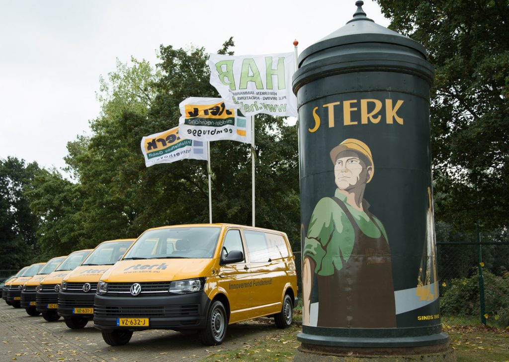 Vandaag werden de prachtige nieuwe bussen van Sterk geleverd en vanaf nu rijdt ook Sterk Midden Nederland in het geel. Sterk Heiwerken te Drachten deed dit al en zo is er nog meer eenheid.