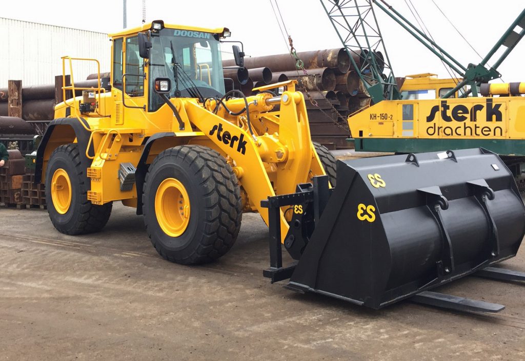 We zijn een prachtige nieuwe shovel rijker. Vorige week werd hij (al helemaal mooi in Sterk geel) geleverd: De nieuwe Doosan Wiellader DL300-5.
