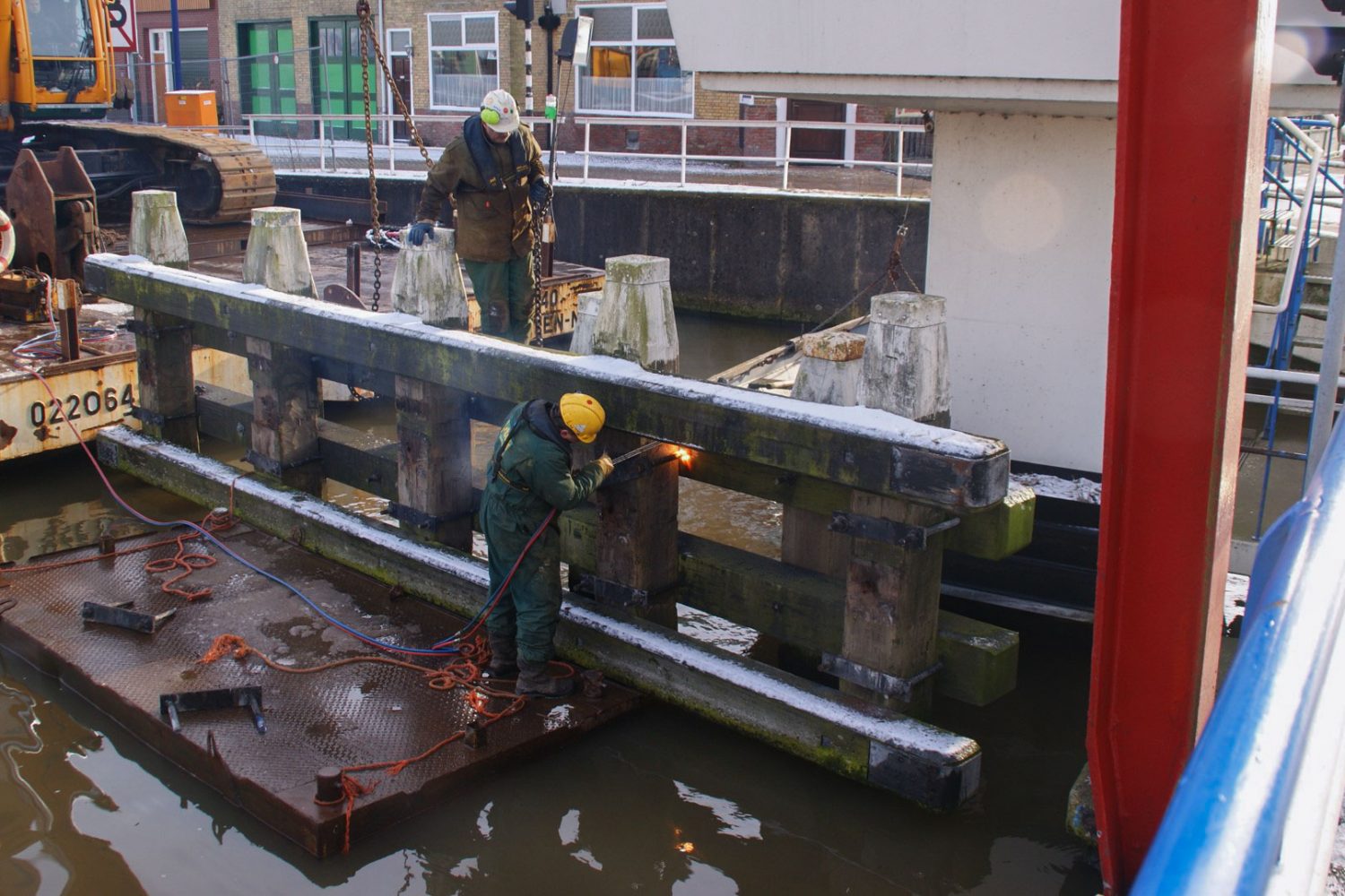 Sterk - Verwijderen oud remmingwerk Stationsbrug Franeker