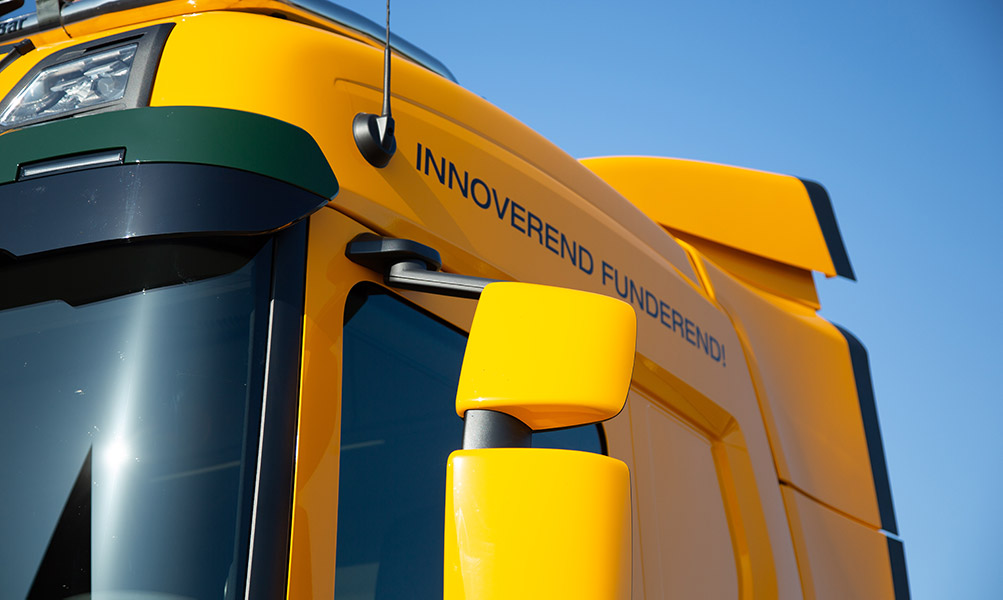 Wederom een prachtige aanwinst voor ons machinepark met twee spiksplinternieuwe vrachtwagens. natuurlijk voldoen ze aan de hoogst haalbare euronorm.