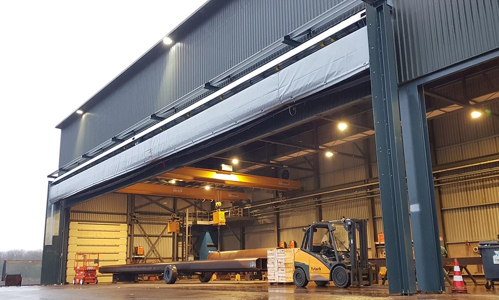 Met het plaatsen van een grote roldeur in de lashal van Sterk Metaal creëren we een beter werkklimaat en kunnen we onder nog betere omstandigheden ons las- en constructiewerk uitvoeren.