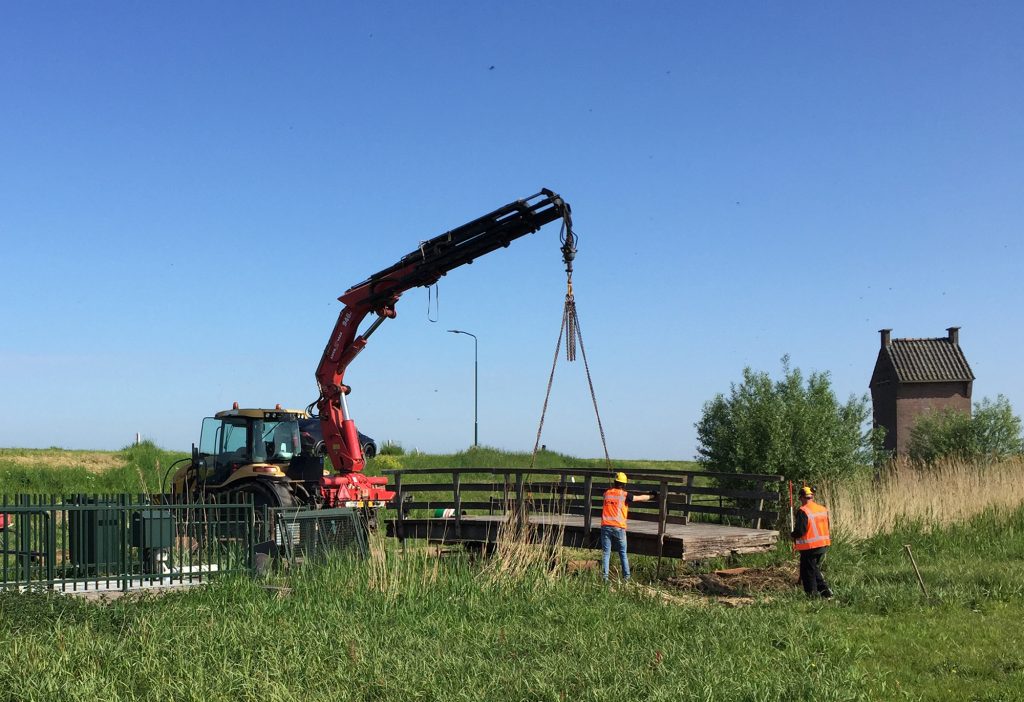 Enige tijd geleden plaatsten we een nieuwe brug. Hiervoor konden we een brug gebruiken die op een andere locatie niet meer voldeed. Mooi circulair dus!