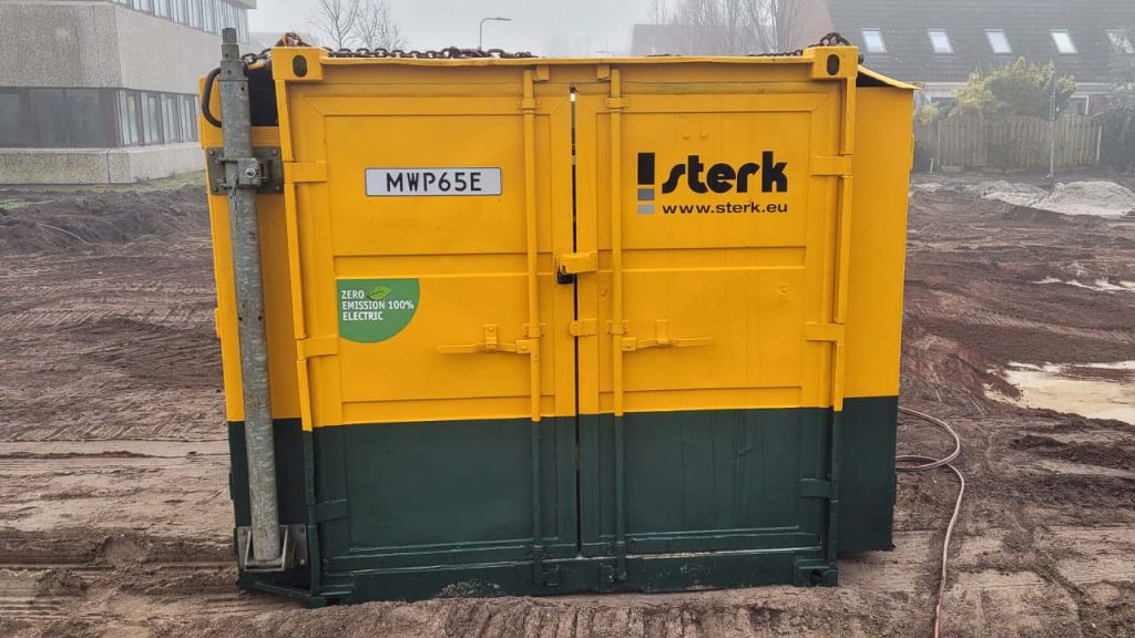 Uitgerust met een volledig accupakket draait deze werkcontainer niet langer op diesel en maken we weer een stap richting een duurzamer bedrijf.