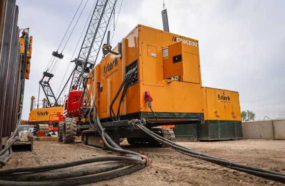 Voor het project Rijnkade plaatste Sterk 700 meter damwand en deed dat volledig emissievrij. We spraken erover met Bouwmachines.