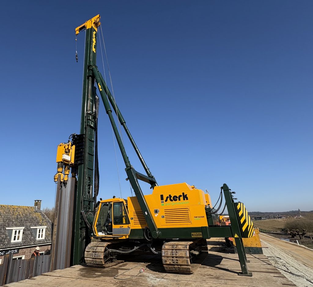 De funderingssector vraagt om schoner en slimmer werken. Bij Sterk werken we daarom continu aan het verduurzamen van ons materieel. Met de ombouw van onze Woltman 5525-DD tot hybride funderingsmachine zetten we een belangrijke stap richting een emissieloos machinepark in 2035.