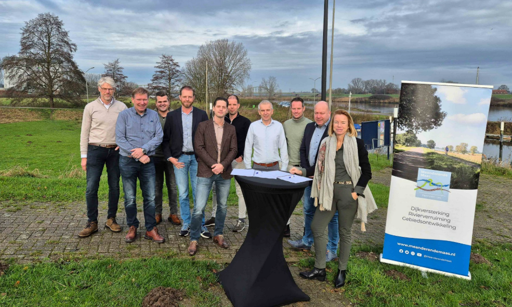 Project Meanderende Maas zet een grote stap met het officieel beklinken van de samenwerking tussen Boskalis Nederland en STERK, gericht op een veilige, toekomstbestendige dijk en een mooier gebied met ruimte voor mens, natuur en rivier.