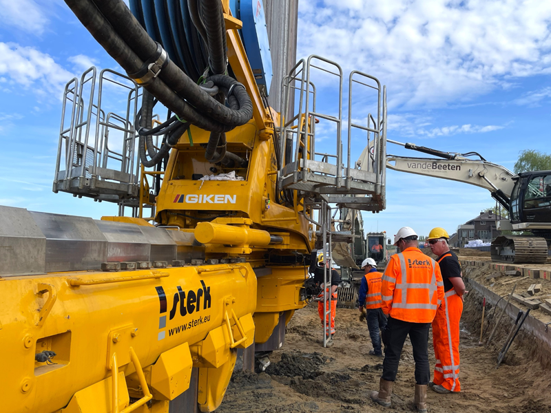 Sterk heeft in Belfeld een damwandconstructie van 93 meter gerealiseerd met de innovatieve Hard Ground Press-in Method™. Dankzij de trillingsarme inzet van de SILENT PILER™ F401-1400 konden 66 paren stalen Z-profiel damwanden efficiënt worden aangebracht in een complexe bodem, met minimale overlast voor omwonenden. Het project maakt deel uit van een dijkversterking langs de Maas en werd internationaal uitgelicht door GIKEN Europe B.V.