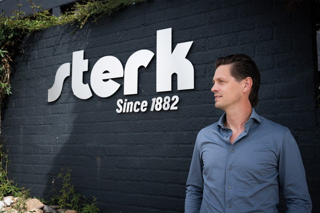 Sterk bouwt aan een emissievrije toekomst, met als doel om in 2035 volledig zonder uitstoot te werken. In het interview met Ondernamen vertelt algemeen directeur Robert van Halteren hoe innovatie, elektrificatie en de kracht van onze mensen die ambitie mogelijk maken. Want bij Sterk draait duurzaamheid niet om trends, maar om verantwoordelijkheid, samenwerking en visie.