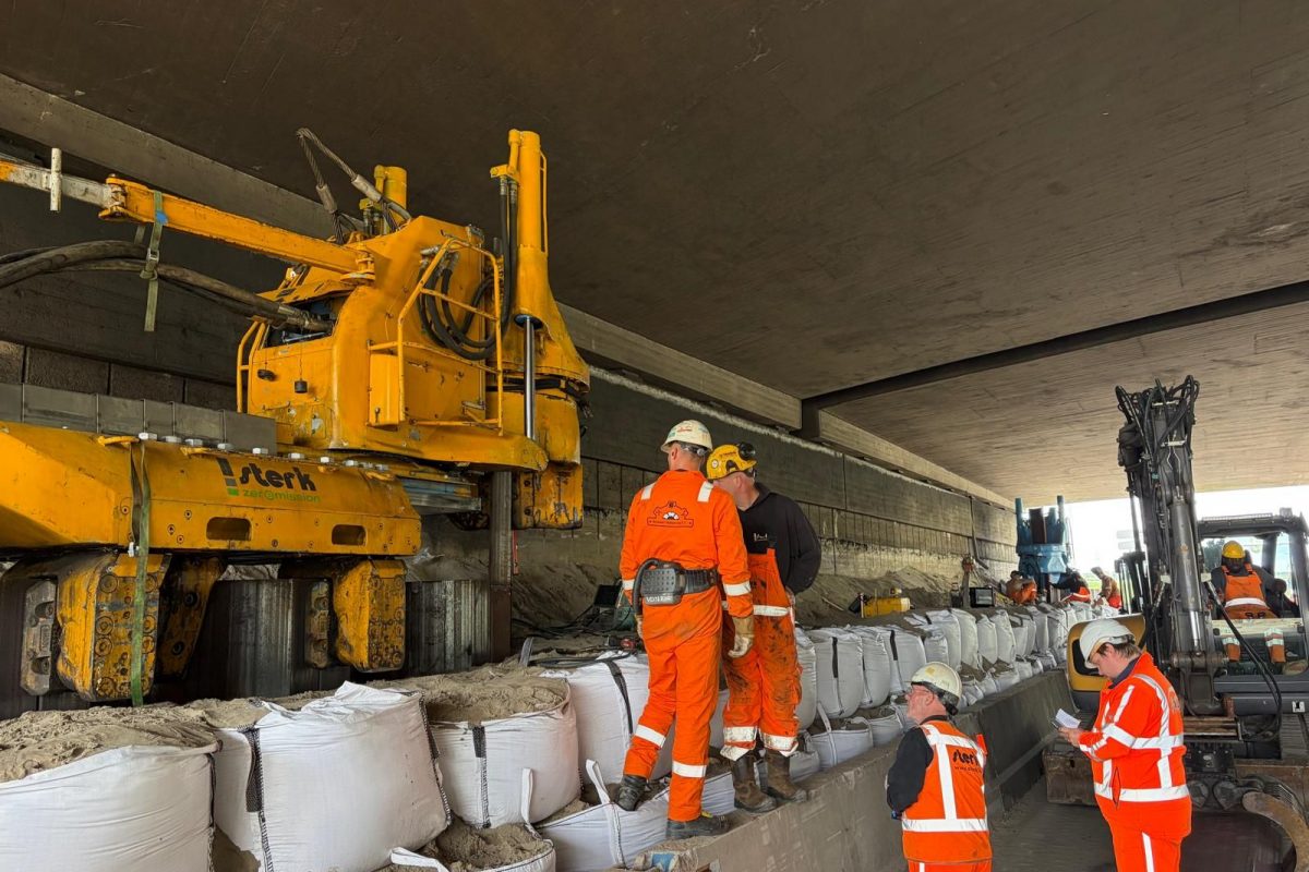 Overleg bij de Silent Piler onder viaduct Hooipolder Medewerkers overleggen bij de Silent Piler van Sterk onder het viaduct bij knooppunt Hooipolder