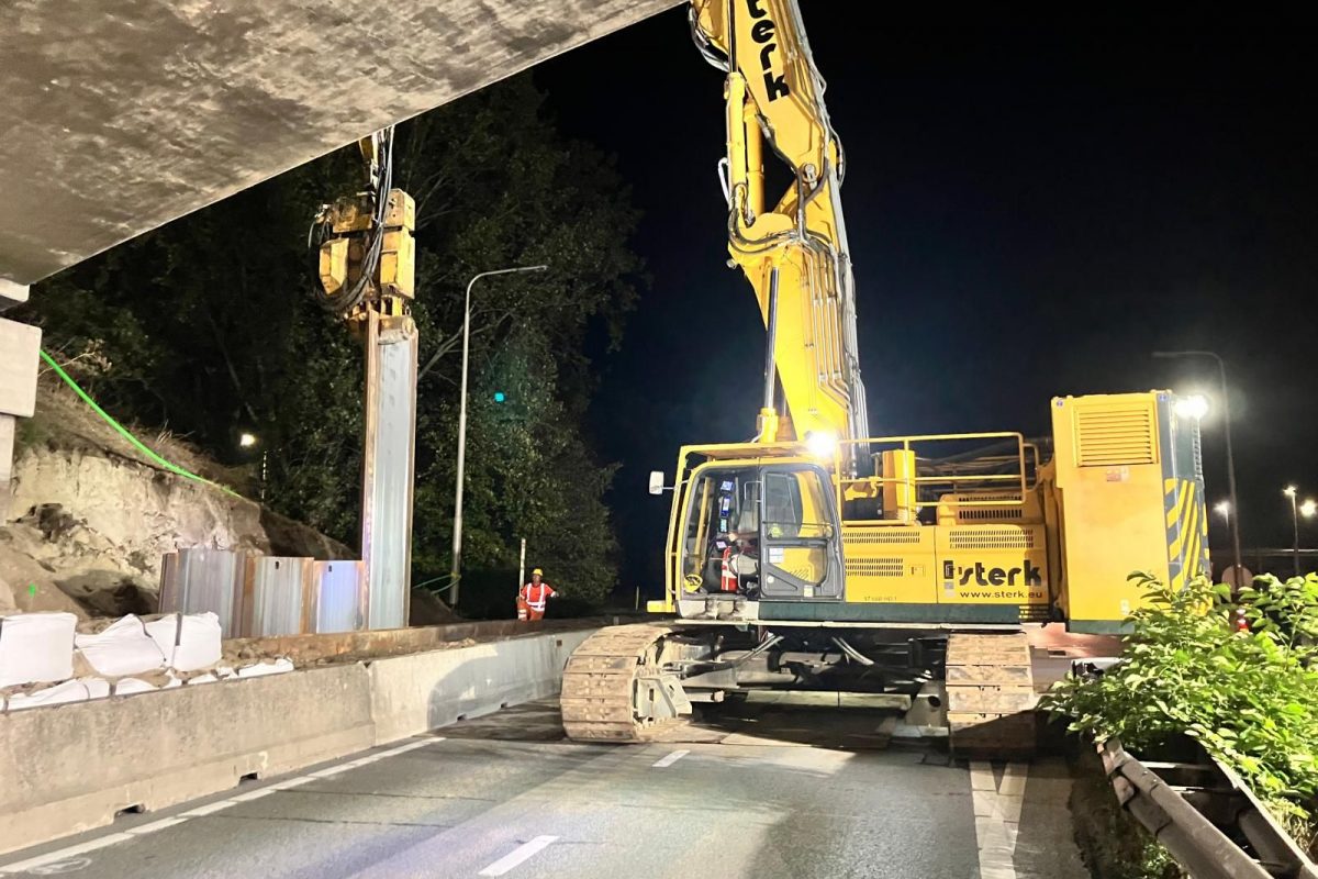 Nachtwerk damwand bij viaduct A27 Hooipolder Funderingsmachine van Sterk brengt 's nachts damwanden aan bij het viaduct van knooppunt Hooipolder