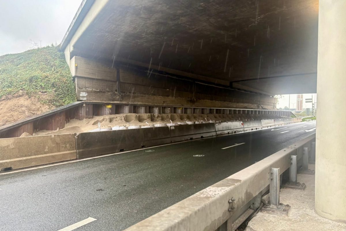 Damwand onder viaduct knooppunt Hooipolder A27 Aangebrachte damwand onder het viaduct bij knooppunt Hooipolder aan de A27