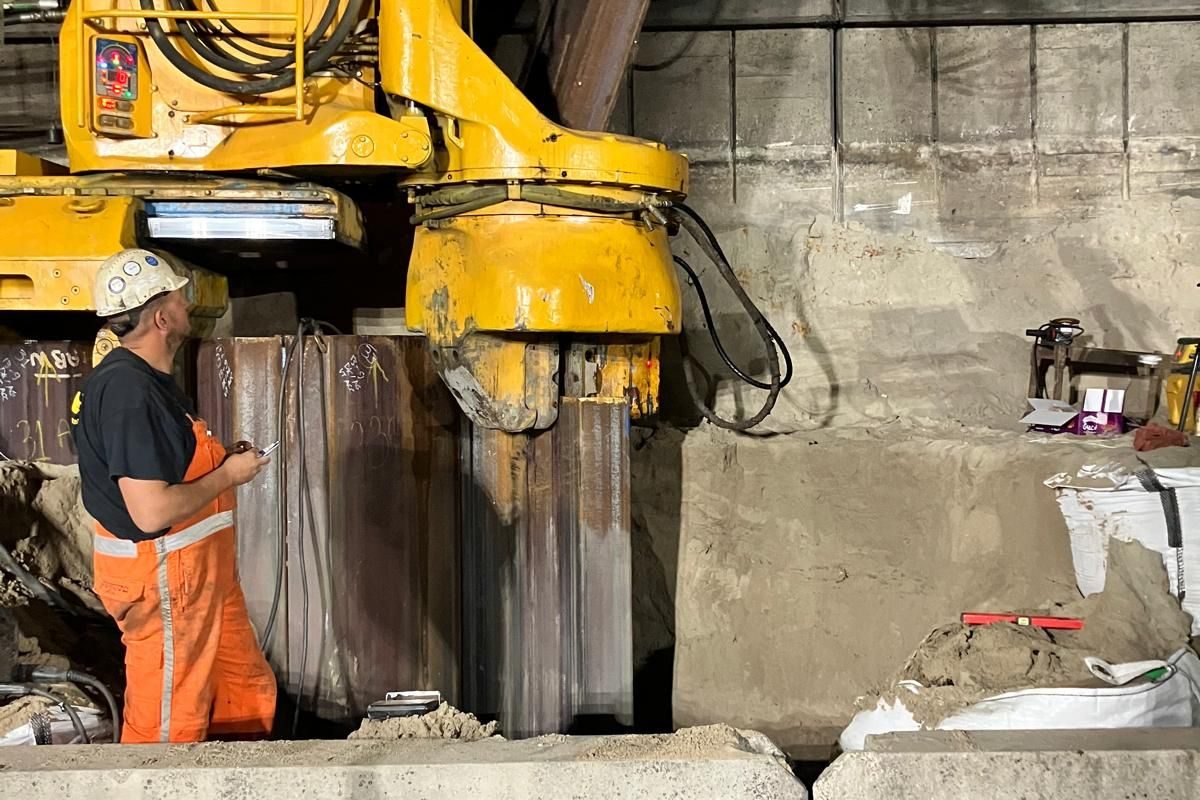 Damwanddeel onder hoek in Silent Piler bij beperkte werkhoogte Damwanddeel wordt onder een hoek in de Silent Piler geplaatst vanwege de beperkte werkhoogte onder het viaduct