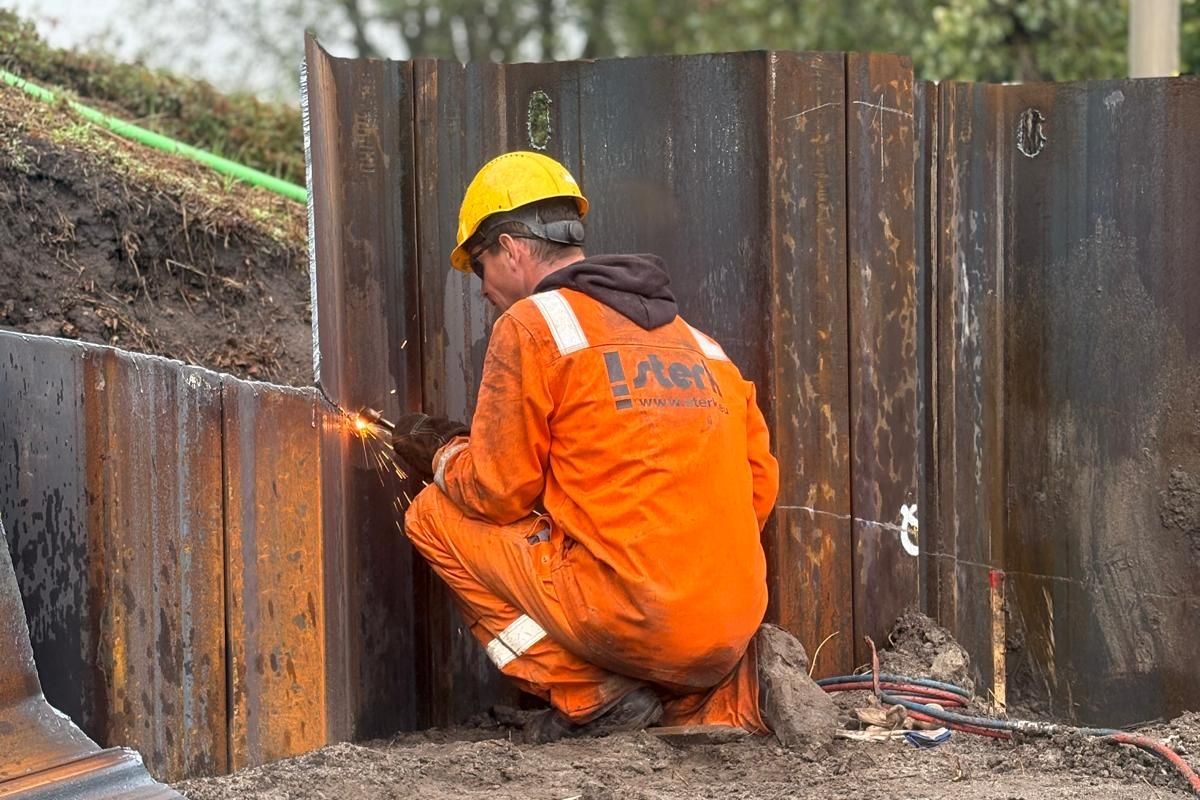 Snijden damwand bij viaduct Hooipolder Medewerker van Sterk snijdt een damwand op maat bij viaduct knooppunt Hooipolder